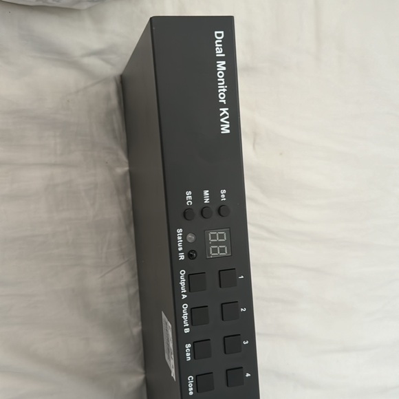 TESmart 8 Dual Monitor KVM 2 - Picture 2 of 4